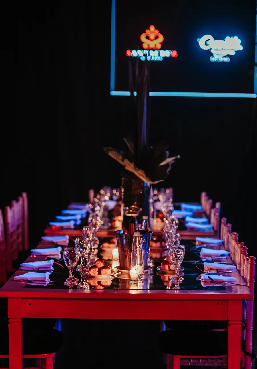 Mesa larga ambientada con velas y flores