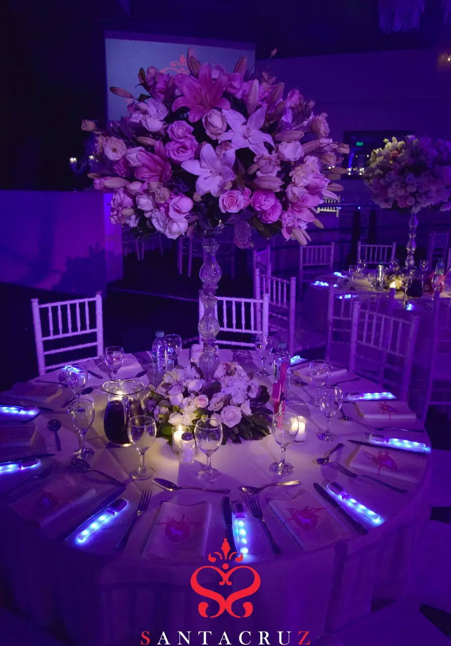 Centro de mesa con flores rosas y velas