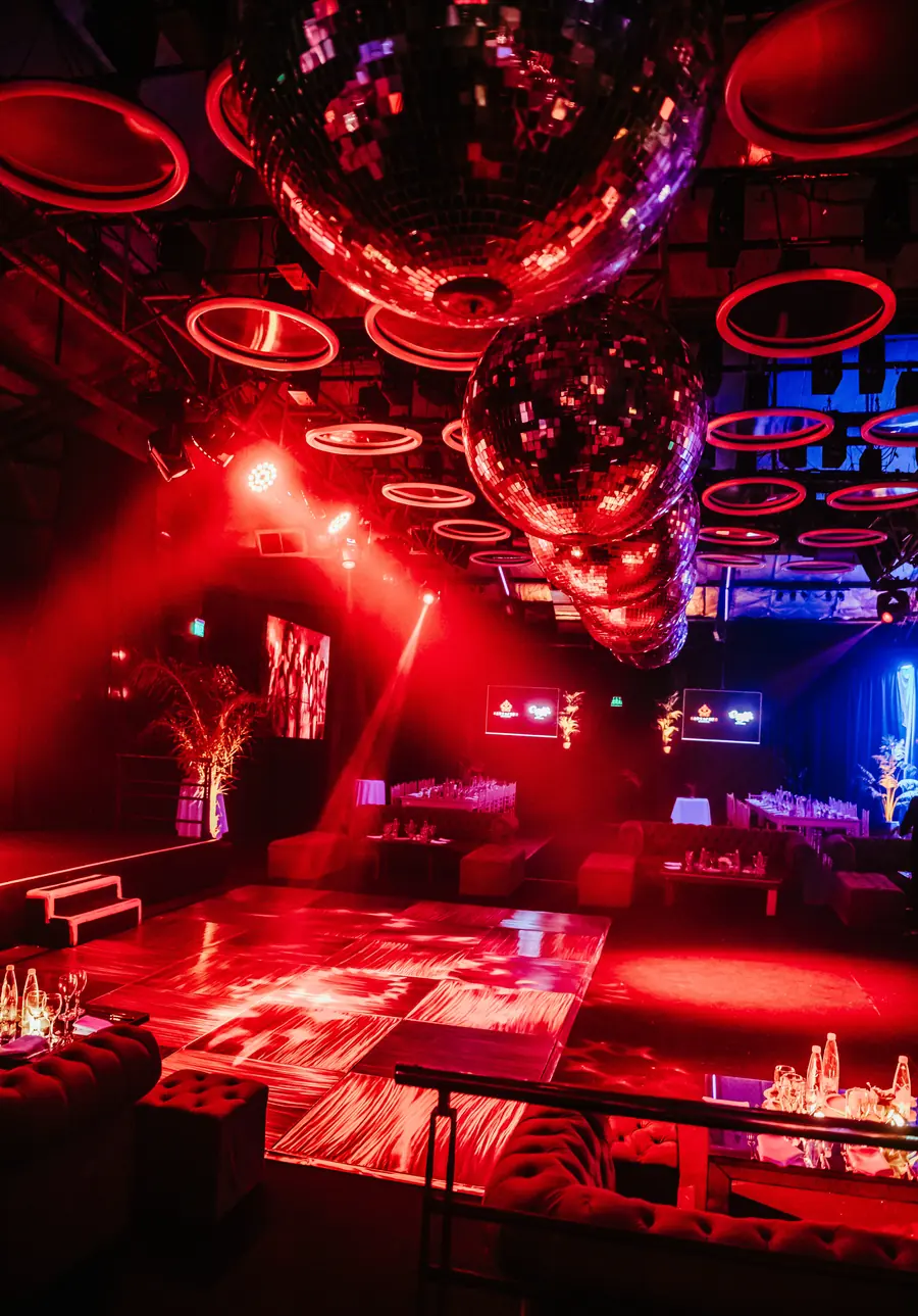 Ambientación del salón con luces rojas