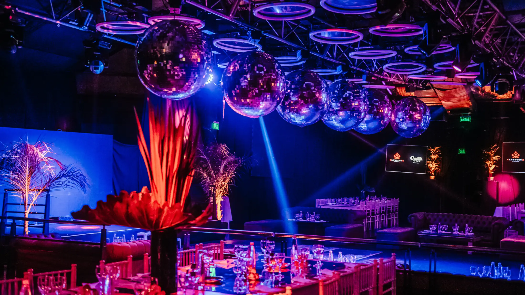 Salón Santacruz ambientado para una fiesta, con esferas espejadas y luces