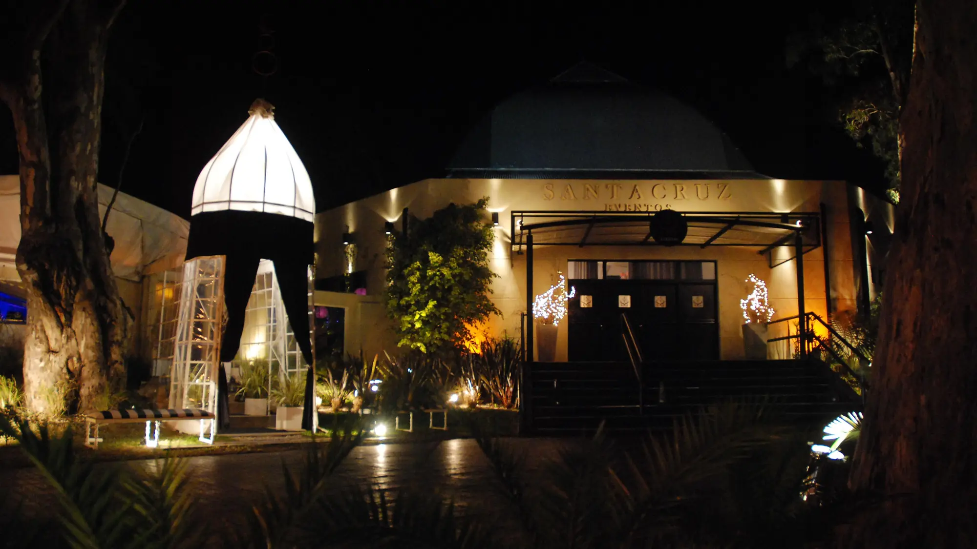 Entrada del salón Santacruz iluminada de noche