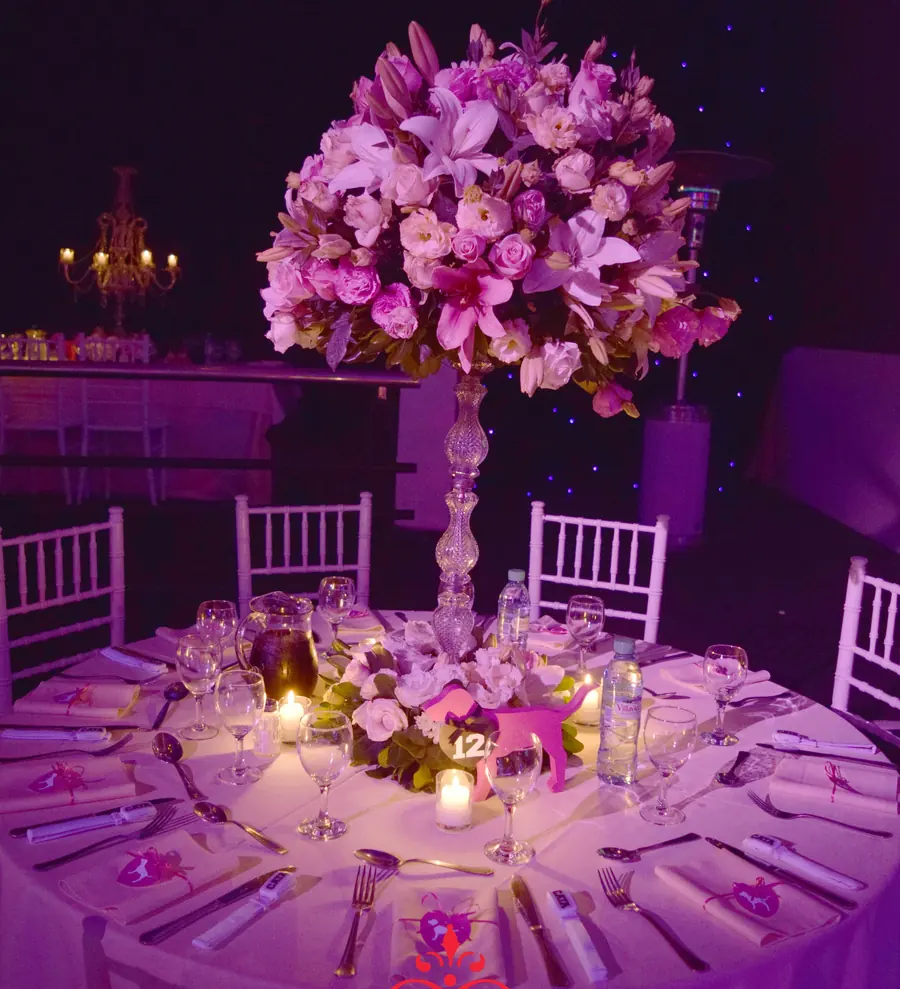 Centro de mesa con flores para un casamiento en Santacruz
